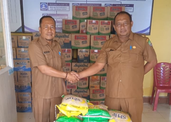 Penyerahan bantuan dari Bappeda Abdya yang diterima pihak Dinsos Kabupaten setempat untk korban banjir di Bener Meriah. Foto. Dok. Teukunizar/NOA.co.id