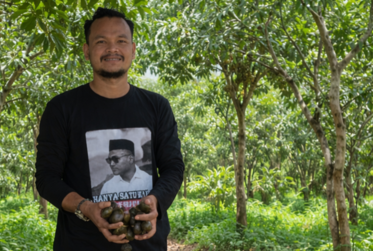 T. Yeli Yanda di kebun jengkol miliknya. Foto. Dok. Teukunizar/NOA.co.id