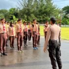 Anggota Pramuka Saka Bhayangkara Polres Abdya mengikuti latihan rutin di Mapolres setempat, Jum'at (30/1/2026). Foto. Dok. Teukunizar/NOA.co.id