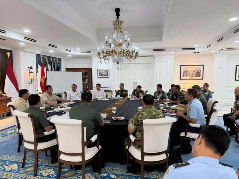 Presiden Prabowo rapat rutin bersama sejumlah pejabat utama TNI di Istana Merdeka, Jakarta, Jumat (16/1). (Foto: Dok. istimewa)