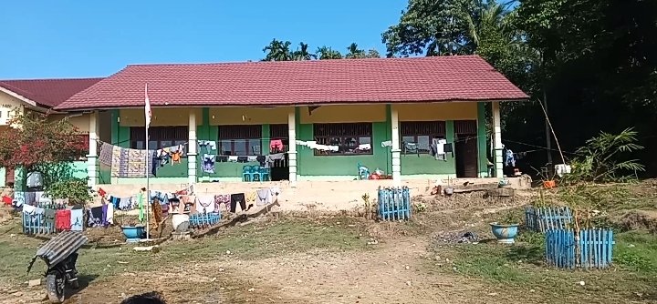 Kelas di SD Negeri 13 Langkahan jadi tempat hunian sementara para penyintas banjir bandang, Senin, 5 Januari 2026. Dok. Ist