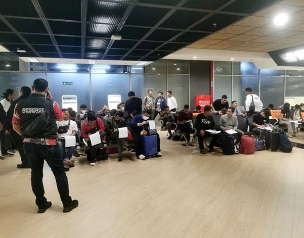 Kemlu RI fasilitasi ketibaan puluhan WNI gelombang pertama dari Kamboja di Bandara Internasional Soekarno-Hatta (Foto: Dok. Kemlu RI)