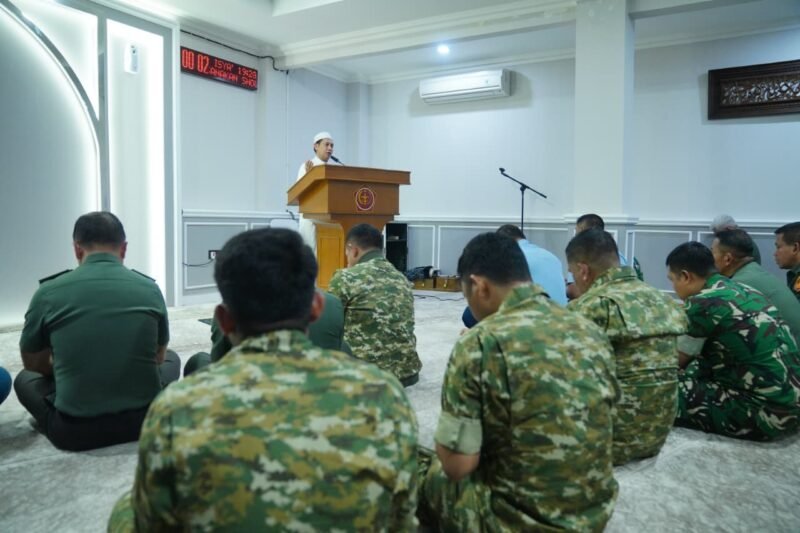 Panglima TNI Jenderal TNI Agus Subiyanto menghadiri kegiatan tausiah dan doa bersama serta shalat tahajud di malam terakhir tahun 2025 di Mushola Subden Merdeka Barat, Jakarta Pusat, Rabu (31/12/2025). (Foto : NOA.co.id/HO-Puspen TNI).