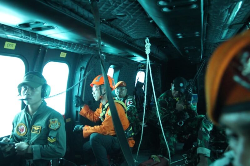 Personel TNI AU yang dikerahkan untuk membantu proses pencarian pesawat ATR 400 di Maros dengan helikopter H225M Caracal, Sabtu (17/1/2026). (Foto: NOA.co.id/ HO-Puspen TNI).