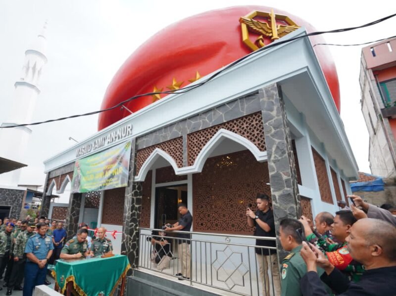 Masjid Jami’ An-Nur di Kampung Pamoyanan, Desa Pada Asih, Kecamatan Cisarua, Kabupaten Bandung Barat, Jawa Barat, Senin (19/1/2026). (Foto : NOA.co.id/Puspen TNI).