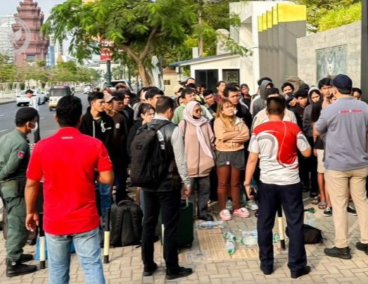 Puluhan WNI mendatangi KBRI Phnom Penh di Kamboja, Minggu, (19/1/2026). (Foto : NOA.co.id/HO-Kemenlu RI/KBRI Phnom Penh).