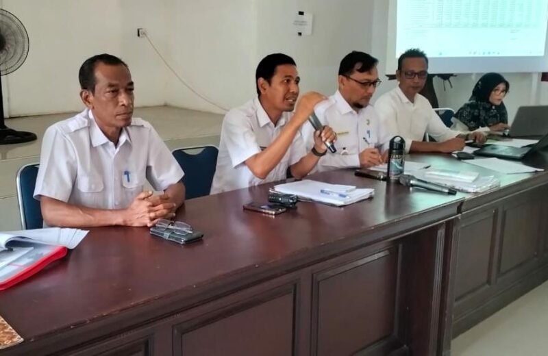 Plt Kepala DPMPKB Aceh Jaya, Dahrial Saputra, dalam kegiatan sosialisasi penyusunan RPJMG, RKPG, dan Standar Biaya Umum (SBU) penggunaan Dana Gampong Tahun 2026 yang digelar di Aula Kantor Camat Kecamatan Setia Bakti, Kabupaten Aceh Jaya, Rabu (21/1/2026). Foto: Dok. DPMPKB Aceh