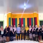 Plt Kepala Sekolah lama dan baru SMAN 13 Banda Aceh foto bersama tamu undangan, guru, dan tenaga kependidikan dalam rangka peringatan Isra Mikraj 1446 Hijriah, Kamis (29/10/2026). Foto: Dok. Istimewa 