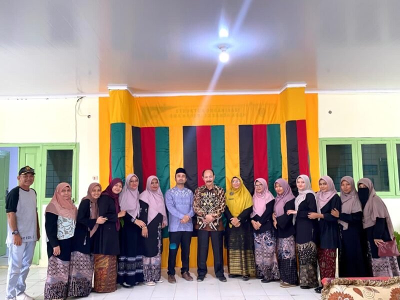 Plt Kepala Sekolah lama dan baru SMAN 13 Banda Aceh foto bersama tamu undangan, guru, dan tenaga kependidikan dalam rangka peringatan Isra Mikraj 1446 Hijriah, Kamis (29/10/2026). Foto: Dok. Istimewa 