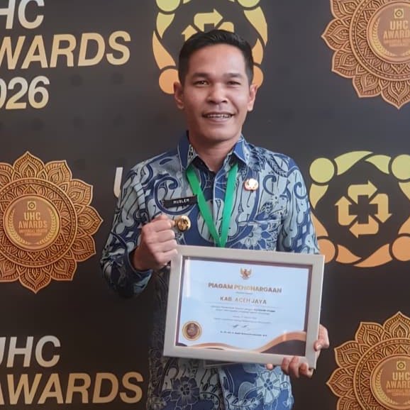 Wakil Bupati Aceh Jaya Muslem D, usai terima piagam Penghargaan Universal Health Coverage (UHC) Awards 2026 usai menerima penghargaan pada acara nasional di JIEXPO Kemayoran, Jakarta, Selasa (27/1/2026). Foto: Dok Mc Aceh Jaya