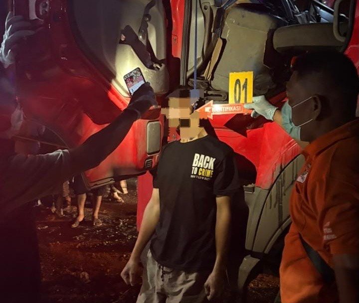 Seorang pria inisial D (22) ditemukan meninggal dunia di dalam sebuah mobil truk, Kamis (15/01/2026) malam pukul 22.00 WIB. Foto: Dok. Istimewa