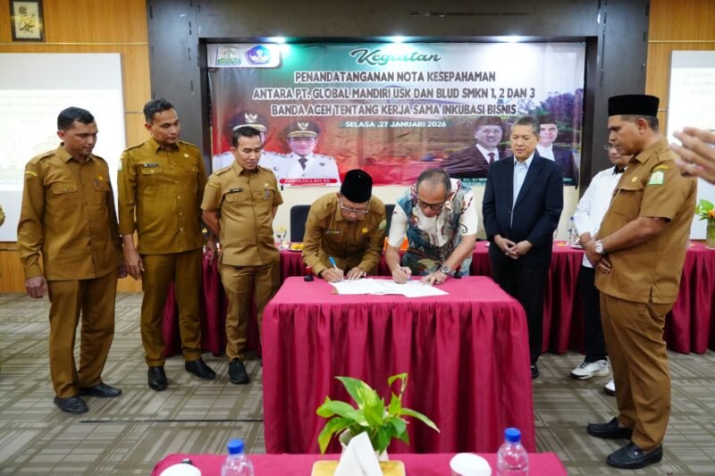 Plt. Kepala Dinas Pendidikan Aceh Murthalamuddin, S.Pd., M.SP bersama Rektor USK Prof. Dr. Ir. Marwan menyaksikan penandatanganan MoU antara PT Global Mandiri USK dengan BLUD SMKN 1, 2, dan 3 Banda Aceh tentang inkubasi bisnis, yang berlangsung di Aula SMKN 3 Banda Aceh, Selasa (27/01/2026). Foto: Dok. Istimewa
