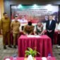 Plt. Kepala Dinas Pendidikan Aceh Murthalamuddin, S.Pd., M.SP bersama Rektor USK Prof. Dr. Ir. Marwan menyaksikan penandatanganan MoU antara PT Global Mandiri USK dengan BLUD SMKN 1, 2, dan 3 Banda Aceh tentang inkubasi bisnis, yang berlangsung di Aula SMKN 3 Banda Aceh, Selasa (27/01/2026). Foto: Dok. Istimewa