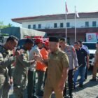 Bupati Safwandi bersama unsur Forkopimda saat pelepasan bantuan kemanusiaan tahap V yang berlangsung di Markas PMI Aceh Jaya, Selasa (13/1/2026). Foto: Dok. Pemkab Aceh Jaya. Sanusi/NOA.co.id