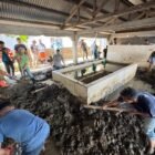 General Manager Solusi Bangun Andalas, R. Adi Santosa beserta jajaran karyawan membersihkan Dayah Kruet, Kecamatan Meurah Dua, Kabupaten Pidie Jaya dalam aksi Bakti Sosial yang diinisiasi oleh Serikat Pekera Semen Andalas (SPSA), Selasa (13/1/2026). Foto: Dok. SBA