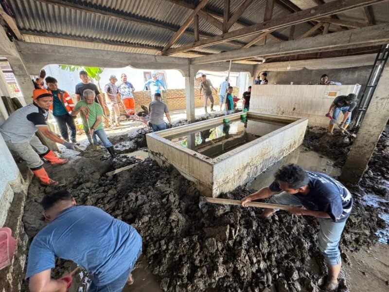 General Manager Solusi Bangun Andalas, R. Adi Santosa beserta jajaran karyawan membersihkan Dayah Kruet, Kecamatan Meurah Dua, Kabupaten Pidie Jaya dalam aksi Bakti Sosial yang diinisiasi oleh Serikat Pekera Semen Andalas (SPSA), Selasa (13/1/2026). Foto: Dok. SBA
