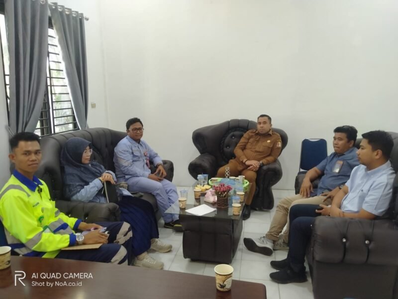 Plt. Kadisnakertrans Nagan Raya bersama perwakilan PT Meulaboh Power Generation (PLTU 3–4) dan vendor rekrutmen PT Rafa Lon Mandiri saat pertemuan di ruang kerja Kadisnakertrans Nagan Raya, Selasa (20/1/2026). Foto: Dok. Istimewa