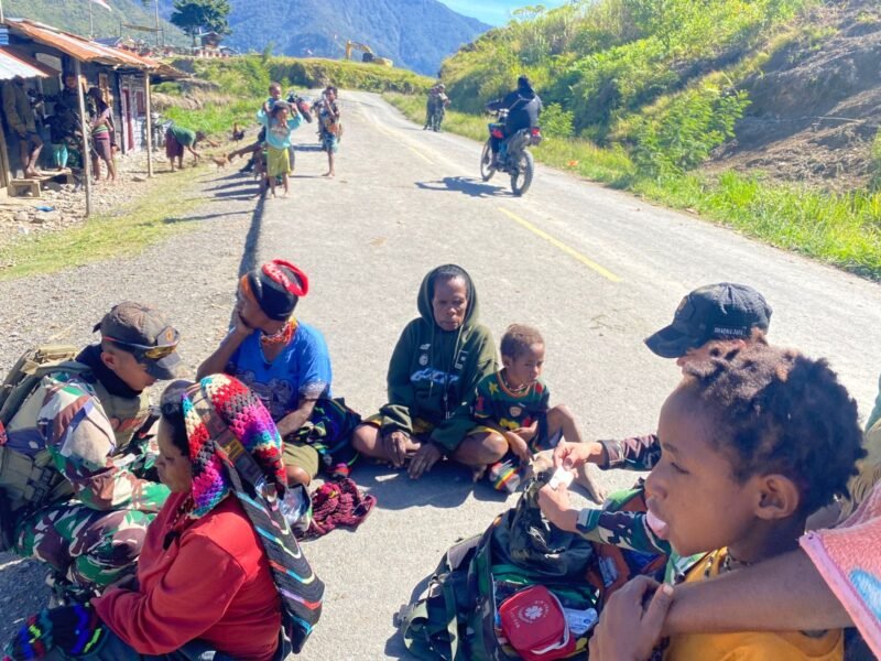 Tim Kesehatan Pos Kalome Satgas Yonif 112/DJ menggelar pelayanan kesehatan keliling gratis bagi warga Kampung Kalome Distrik Tinggi Nambut, Puncak Jaya, Papua Tengah, Sabtu (24/01/2025). Foto: Dok. Istimewa