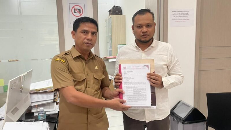 Kuasa hukum peserta seleksi JPT Pratama Aceh menyerahkan surat permintaan klarifikasi kepada Panitia Seleksi melalui Badan Kepegawaian Aceh, Banda Aceh, Selasa (27/1/2026). Foto: Dok. Istimewa 