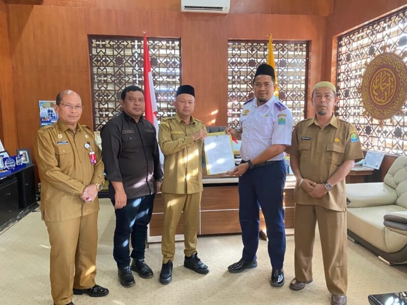 Bupati Aceh Jaya Safwandi menyerahkan Surat Keputusan (SK) Plt Sekda kepada Masri, SE., M.Si, Senin (12/1/2026), di ruang kerja Bupati Aceh Jaya. Foto: Dok. Pemkab Aceh Jaya, Sanusi/NOA.co.id