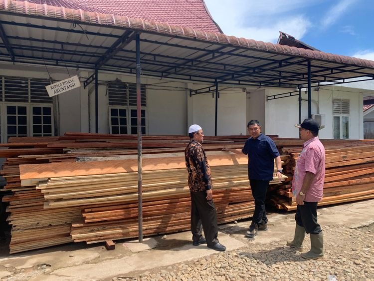 Pemanfaatan kayu untuk mendukung pembangunan hunian sementara bagi masyarakat terdampak Bencana Hidrometeorologi di Aceh dan Sumatera Utara. (Foto : NOA.co.id/HO-Kemenhut).