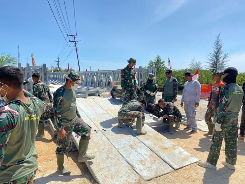 Personel TNI bergotong royong bersama warga memperbaiki Jembatan Bener Pepanyi, Kabupaten Bener Meriah, Provinsi Aceh, Minggu (18/1/2026), yang sempat terputus akibat banjir bandang. (Foto : NOA.co.id/HO-Tim Media Presiden).