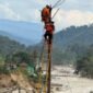 Petugas PLN melakukan perbaikan kabel dan tiang yang terdampak erosi sungai dan tanah longsor di Aceh. Dok. PLN