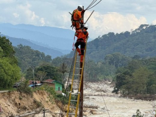 Petugas PLN melakukan perbaikan kabel dan tiang yang terdampak erosi sungai dan tanah longsor di Aceh. Dok. PLN