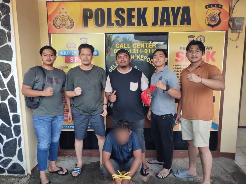 Personel Unit Resmob Satreskrim Polres Aceh Jaya bersama Polsek Jaya mengamankan terduga pelaku pencurian dengan kekerasan, Kamis (5/2/2026). Foto: Dok. Polres Aceh Jaya