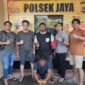 Personel Unit Resmob Satreskrim Polres Aceh Jaya bersama Polsek Jaya mengamankan terduga pelaku pencurian dengan kekerasan, Kamis (5/2/2026). Foto: Dok. Polres Aceh Jaya