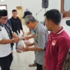Kepala Kejaksaan Tinggi Aceh, Yudi Triadi, menyerahkan secara simbolis paket daging meugang kepada perwakilan penerima di Kantor Kejati Aceh, Banda Aceh, Selasa (17/2/2026). Foto: Dok. Istimewa