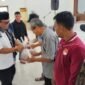 Kepala Kejaksaan Tinggi Aceh, Yudi Triadi, menyerahkan secara simbolis paket daging meugang kepada perwakilan penerima di Kantor Kejati Aceh, Banda Aceh, Selasa (17/2/2026). Foto: Dok. Istimewa 