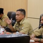 Plt Sekda Aceh Barat Dr. Kurdi, ST, MT, MH memimpin rapat fasilitasi pembangunan jalan hauling batu bara PT PSU di Ruang Rapat Teuku Umar Setdakab Aceh Barat, Selasa (3/2/2026). Foto: Dok. Istimewa 