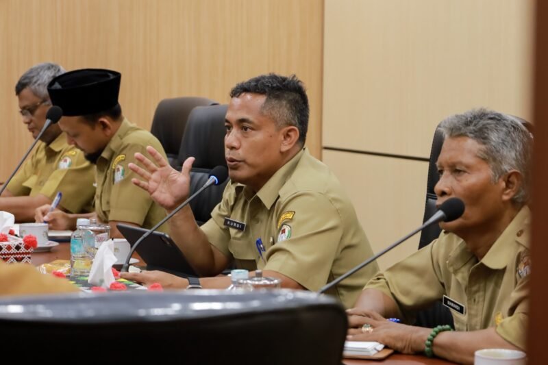 Plt Sekda Aceh Barat Dr. Kurdi, ST, MT, MH memimpin rapat fasilitasi pembangunan jalan hauling batu bara PT PSU di Ruang Rapat Teuku Umar Setdakab Aceh Barat, Selasa (3/2/2026). Foto: Dok. Istimewa 