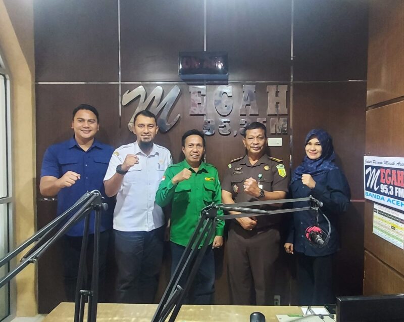 Foto bersama narasumber program Jaksa Menyapa, Kasi Penkum Kejati Aceh Ali Rasab Lubis dan Sekretaris Dinas PUPR Aceh Ahmad Ricky Soehady, usai siaran langsung di Radio Megah FM, Banda Aceh, Rabu (4/2/2026). Foto: Dok. Istimewa