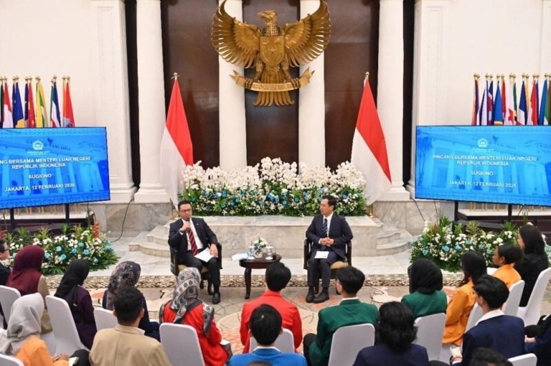 Menlu Sugiono (Pertama Kiri) berdialog hangat dengan mahasiswa dari berbagai kampus di Kemenlu RI, Jakarta, Kamis, 12 Februari 2026. (Foto : NOA.co.id/HO-Kemenlu RI).