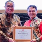 Duta Besar RI untuk Kerajaan Kamboja, Dr. Santo Darmosumarto (Pertama Kiri) saat meresmikan peluncuran sertifikat Duta Rasa Nusantara di Phnom Penh, Kamis (19/2/2026). (Foto : NOA.co.id/HO-KBRI Phnom Penh).