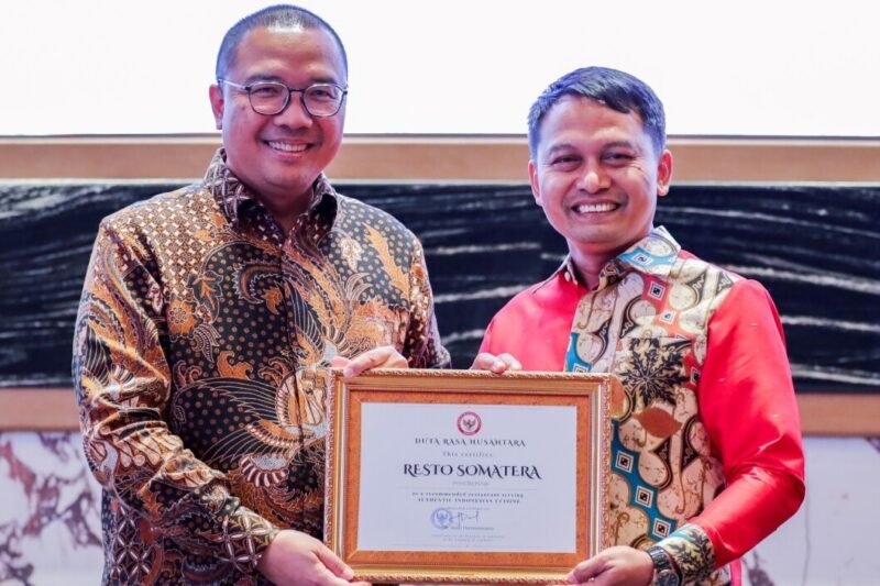 Duta Besar RI untuk Kerajaan Kamboja, Dr. Santo Darmosumarto (Pertama Kiri) saat meresmikan peluncuran sertifikat Duta Rasa Nusantara di Phnom Penh, Kamis (19/2/2026). (Foto : NOA.co.id/HO-KBRI Phnom Penh).