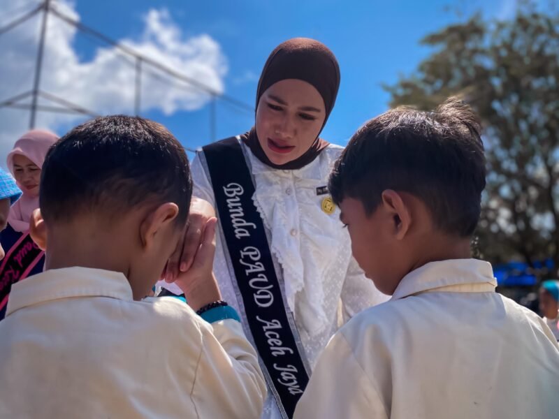Bunda PAUD Aceh Jaya, Ny. Desi Maulidar Safwandi, berbincang dengan murid PAUD saat kunjungan salah satu PAUD di Aceh Jaya, Rabu (11/2/2026). Foto: Dok. Mc Aceh Jaya