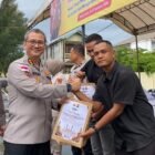 Kapolda Aceh Marzuki Ali Basyah menyerahkan paket daging meugang secara simbolis kepada perwakilan masyarakat pada kegiatan bakti sosial Polda Aceh di Banda Aceh, Senin (16/2/2026). Foto: Dok. Istimewa