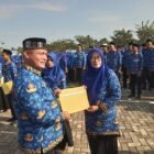 Bupati Aceh Utara, Ismail A Jalil atau yang akrab disapa Ayah Wa serahkan secara simbolis surat SK pengangkatan PPPK Paruh Waktu formasi 2025 kepada salah satu peserta PPPK di halaman Kantor Bupati, Kamis, 5 Februari 2026. Dok. Ist