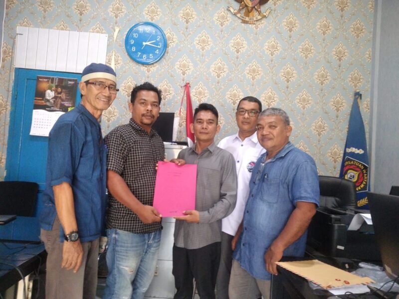 Muhammad Taufik Zas (tengah) saat menyerahkan berkas pendaftaran bakal calon Ketua PWI Aceh Selatan kepada panitia Konferkab di Kantor PWI Aceh Selatan, Tapaktuan, Kamis (19/2/2026). Foto: Dok. Istimewa