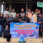 16 Februari 2026 — Perwakilan Aliansi P3K Paruh Waktu Aceh menyerahkan paket sembako kepada Ketua Gampong Padang Meuria sebagai bagian dari bantuan bagi korban banjir dan longsor di Langkahan, Aceh Utara. Foto: Dok. Istimewa