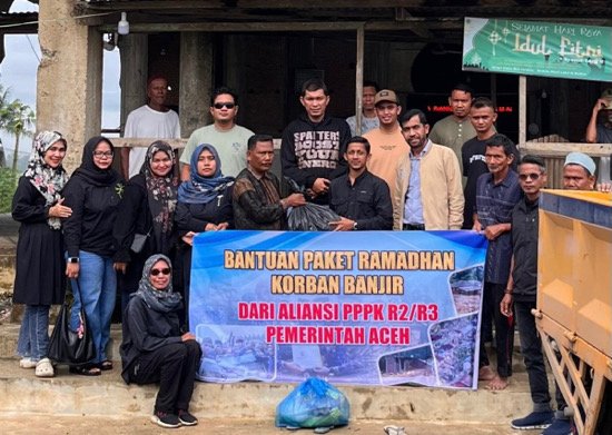 16 Februari 2026 — Perwakilan Aliansi P3K Paruh Waktu Aceh menyerahkan paket sembako kepada Ketua Gampong Padang Meuria sebagai bagian dari bantuan bagi korban banjir dan longsor di Langkahan, Aceh Utara. Foto: Dok. Istimewa