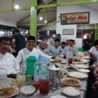 Ketua Umum PP Ikafensy H. Irmawan bersama Dekan FEB USK Prof. Faisal serta para guru besar dan alumni saat buka puasa bersama di Banda Aceh, Senin (23/2/2026). Foto: Dok. Istimewa