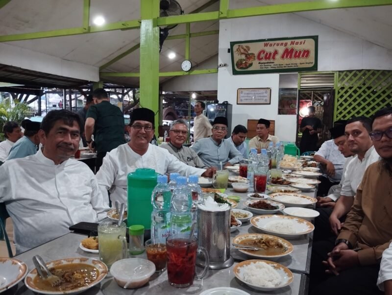 Ketua Umum PP Ikafensy H. Irmawan bersama Dekan FEB USK Prof. Faisal serta para guru besar dan alumni saat buka puasa bersama di Banda Aceh, Senin (23/2/2026). Foto: Dok. Istimewa 
