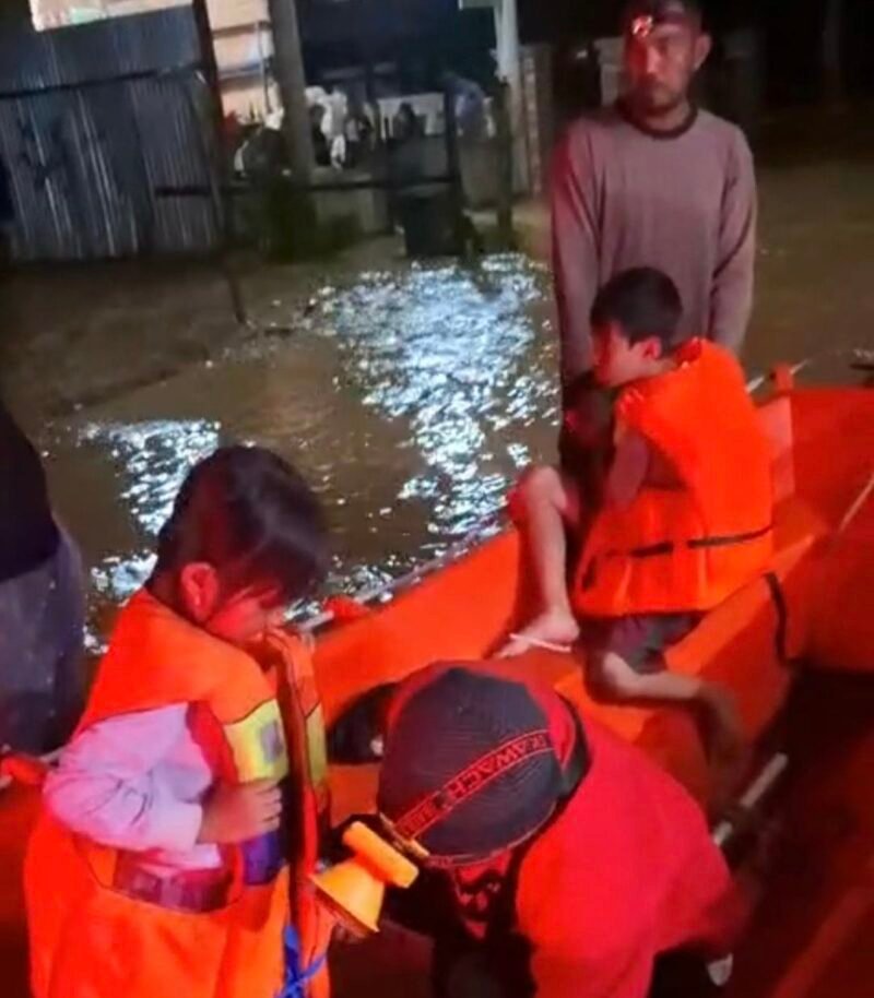 Petugas BPBK Aceh Jaya mengevakuasi warga, termasuk anak-anak, menggunakan perahu karet saat banjir luapan merendam permukiman di Kecamatan Sampoiniet di tengah, Malam Kamis (12/2/2026). Foto: Dok. Istimewa