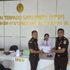 Tim JPU Kejari Aceh Besar serahkan berkas perkara dugaan korupsi SPPD ke Pengadilan Tipikor Banda Aceh, Senin (9/2/2026). Foto: Dok. Istimewa 