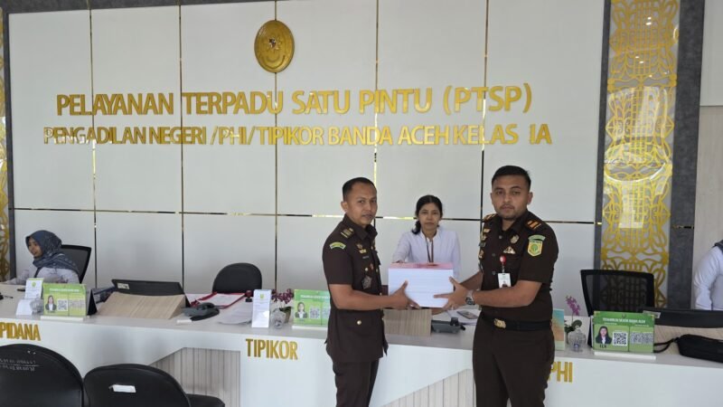 Tim JPU Kejari Aceh Besar serahkan berkas perkara dugaan korupsi SPPD ke Pengadilan Tipikor Banda Aceh, Senin (9/2/2026). Foto: Dok. Istimewa 