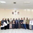 Mahasiswa Magister Sosiologi UTU dan anggota Komisi IV DPRK Aceh Barat berfoto bersama setelah diskusi mengenai kebijakan publik berbasis gender di ruang rapat DPRK Aceh Barat, Senin (23/2/2026). Foto: Dok. Istimewa